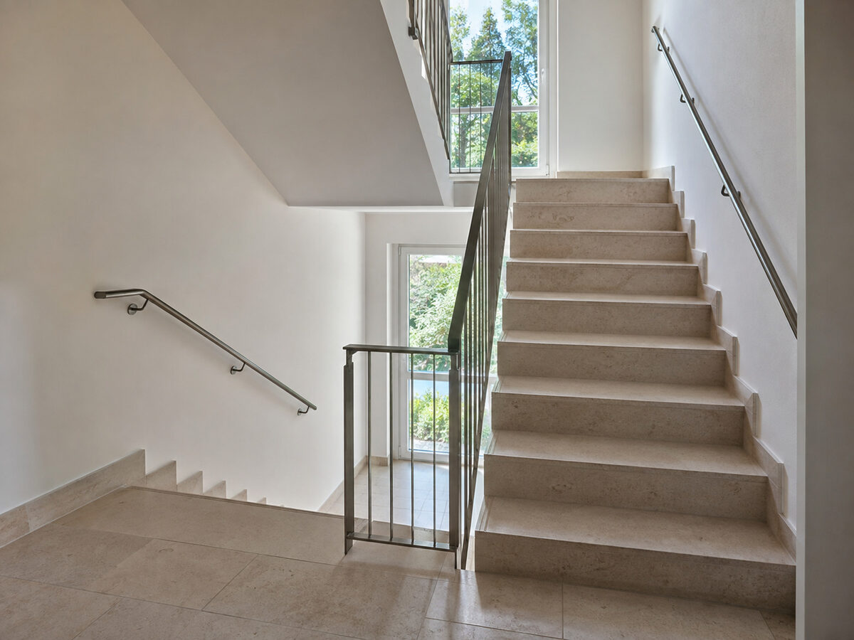 Cage d’escalier propre et lumineuse